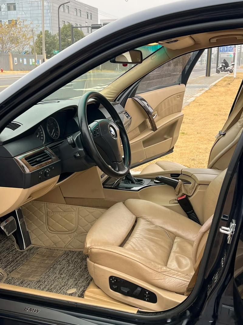 这辆开过的宝马530i(E60)，车况极品都是原版原漆，手感很好，底盘依旧非常扎实，克里斯班戈的经典之作，开起来还是舒服多了，依然确实是独一无二的驾驶感受 ​