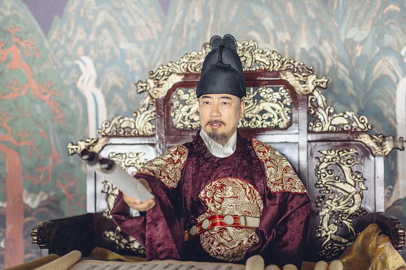 李治去世之前为啥不杀武则天?李治不杀武则天，是想让她辅佐太子制衡朝臣。他低估了武后的野心，本想借力保江山，最终大权旁落。