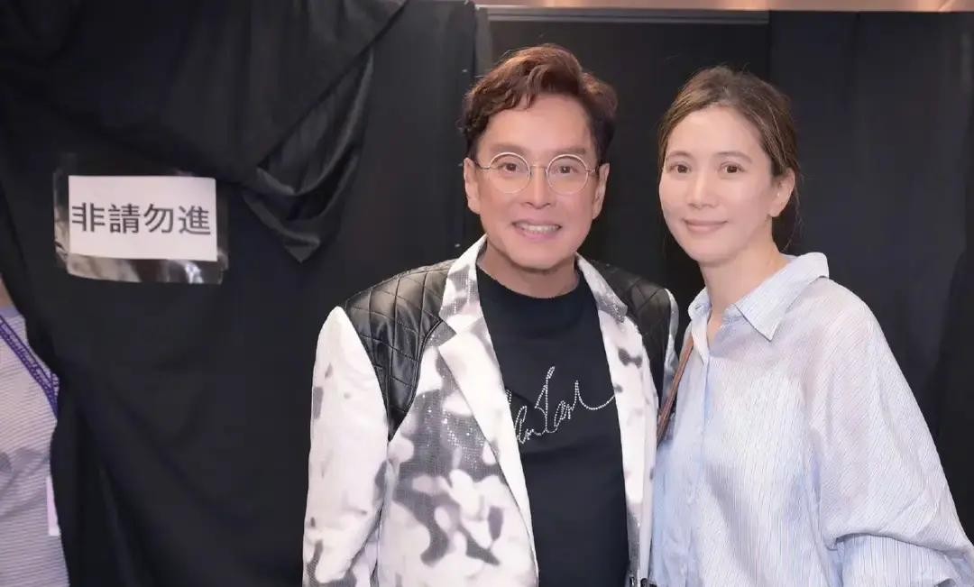 76岁还能连唱带跳开演唱会，谭校长这体能和肺活量真的让人不得不服

演唱会后台最近迎来了一位特殊的“大牌迷妹”，凑近一看竟然是55岁的靓靓袁咏仪

她私底下的做派还是一如既往的接地气，就套了件蓝白条纹衬衫，底下随便搭了条牛仔裤就跑去探班了

最绝的是人家居然连底妆都没打，顶着个大素颜就敢往镜头前凑