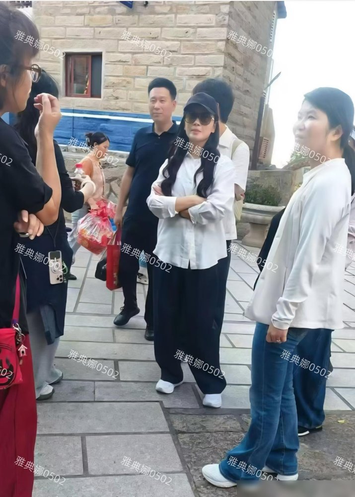 刘涛在湄洲岛被偶遇，真人皮肤偏黑，身材比例也一般，跟电视上那个端庄女神差得有点大。
但路人反倒夸她没架子，气质耐看，待着舒服。你看她这一年，米兰看秀、春晚唱歌、给妈祖舞剧唱主题曲，档期排得满满当当。46岁的人了，脸上没那股硬撑的劲儿。
跟林心如聚会，素颜照样发合照，文案就一句“难得的团圆”。