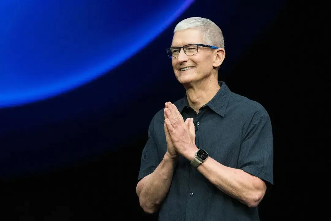 苹果CEO蒂姆·库克在卸任前最后1分钟发文： “明天我的头衔会变，但我对Apple社区的热爱永远不会改变。” 15年前他接棒乔布斯时苹果市值3500亿美元，如今已超4.6万亿美元。9月1日起，25年老将约翰·特努斯正式接任CEO，库克转任董事会执行主席。最后一天的最后1分钟还在告别：这个“供应链大师