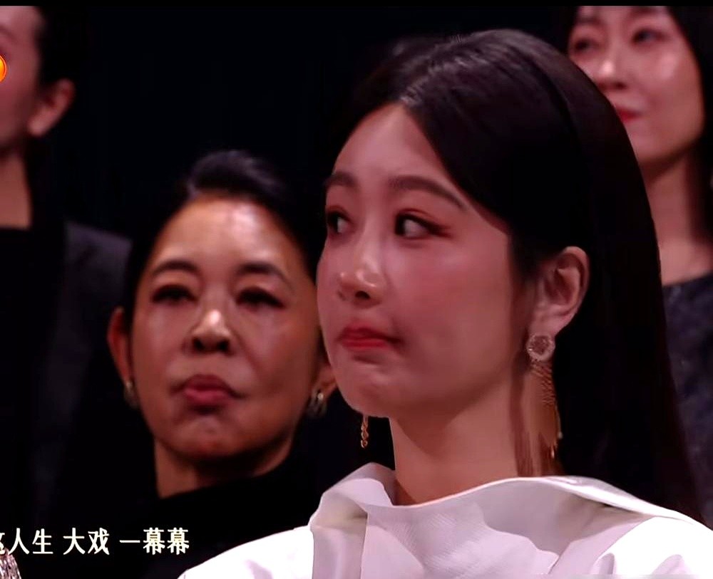 这届金鹰奖，杨紫没摸到奖杯，但眼睛唰地一下红了。

大屏幕亮起《家有儿女》画面那一刻，她直接绷不住了。旁边帮她拽着裙摆的张一山还跟着节奏晃脑袋，俩人全程互怼就没停过。台上何炅喊了一声“国民闺女”，杨紫扭头就清唱了一段《好运来》。

这次凭《生命树》提名却没拿到奖，但那泛红的眼眶装的真不是失落。从小雪