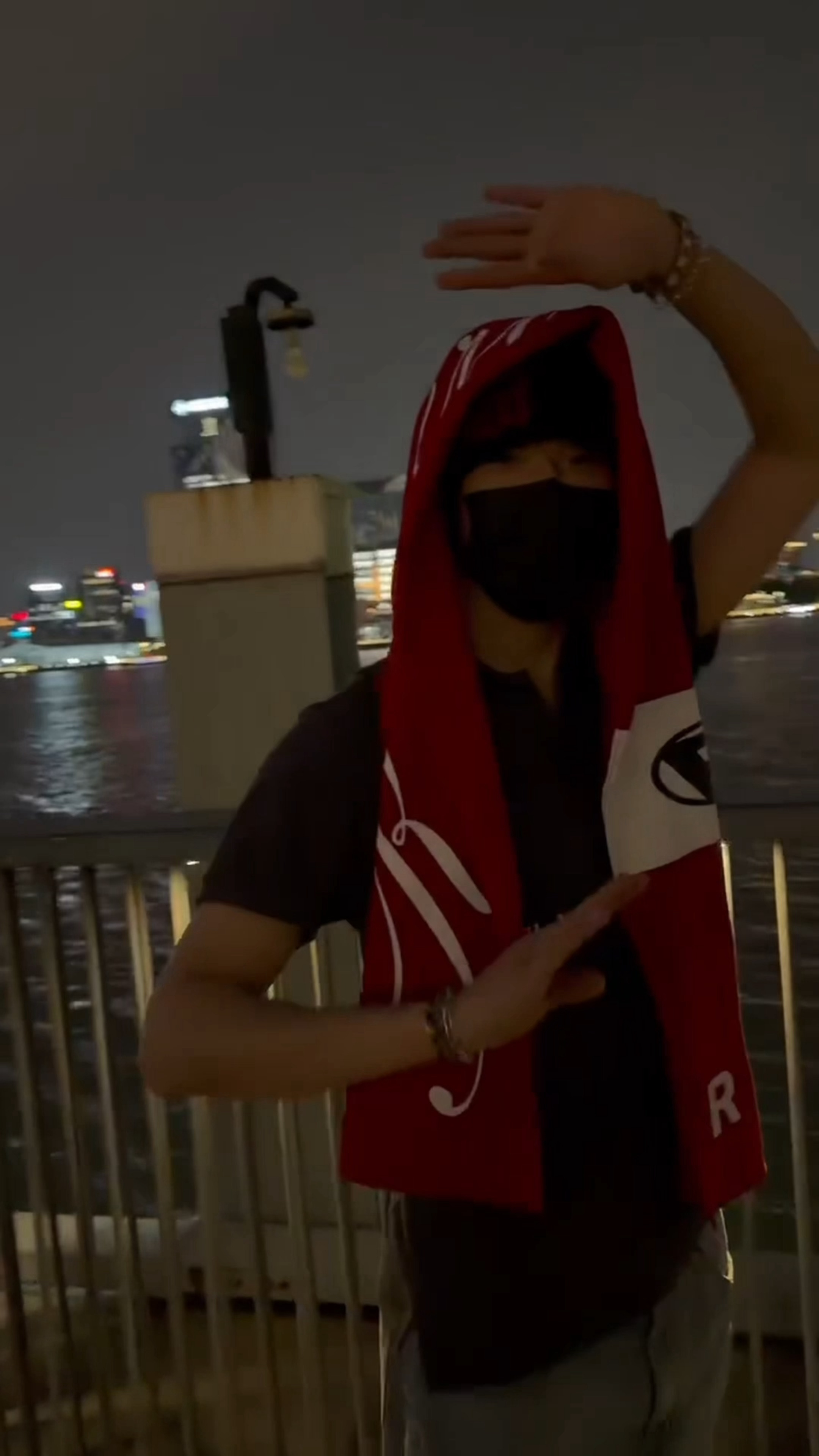 披着头巾所以感觉下一秒需要跳起新疆舞💃的小顺顺 ​​​