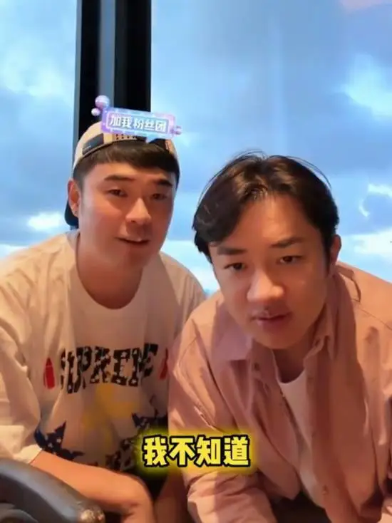 刷到爱情公寓主演重聚的路透，连当年的标志性红色沙发都搬出来了，全网直接炸锅，都在传第六季要正式启动。
陈赫在直播里被粉丝追着问，笑着打哈哈说大家别乱猜，只是老朋友们凑一块儿吃顿饭拍点纪念内容，剧本连影子都没见着。
说起来距离第一季开播已经过去15年，当年守在电脑前等更新的学生党，现在大多都已经上班好
