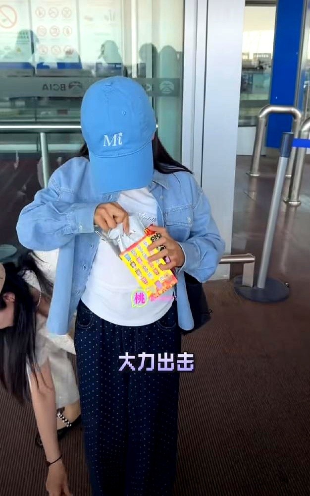 粉丝强塞盲盒，8岁的小女孩死活不接，最后只帮着拆了包装，亲妈在旁边弯腰捡地上的碎纸屑。

这几天总有人盯着董璇女儿小酒窝，说她天天走秀太早熟，甚至酸她成了亲妈的提款机。结果呢？前脚跟杜华女儿拍照，小酒窝一把将对方拽到C位，自己退到边上。

后脚在学校，董璇死命令压着：敢拿明星女儿身份显摆，敢随便给同
