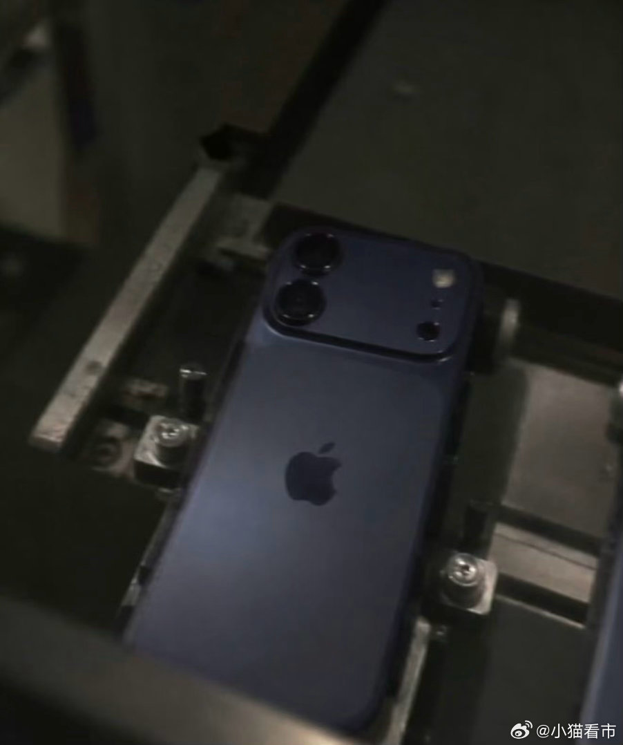 #iPhone18外观曝光#
又有iPhone 18的谍照流出✨
网传有白色、粉色、深蓝色三个配色，后背是全新横向大矩阵双摄Deco造型，爆料说大概率明年3月春季登场。
当然目前都还只是网传渲染，一切以官方为准～
如果这个外观是真的，满分10分你愿意给几分？ ​