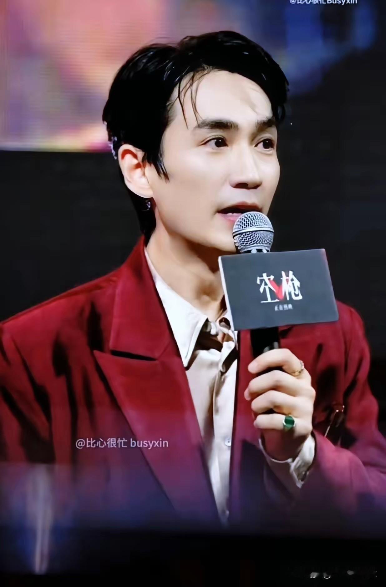 朱一龙学识深厚，才情斐然！他不单单是一名演员，更在学问领域深耕细研，满是扎实的理论积淀，他的作品格外亮眼，全然依托于他出众的深度理解力！每每聊到角色的创作，总能从容畅谈，句句实在，剖析精准到位！这样的他不出彩，还有谁能出彩！