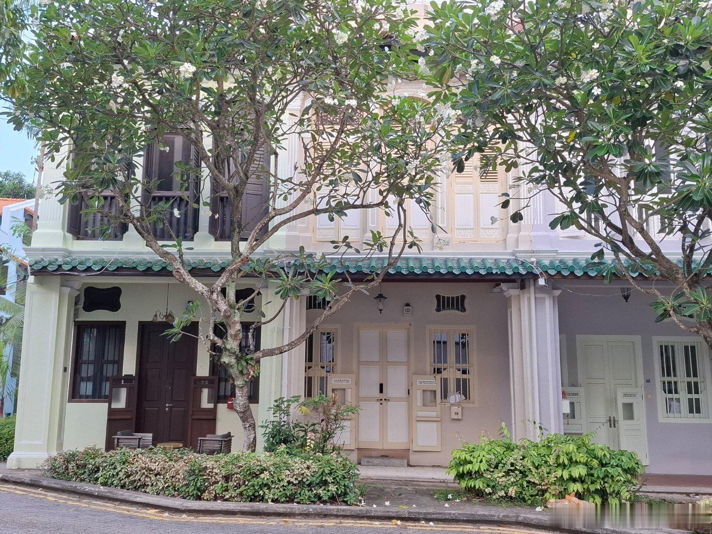 中东的故事(72):菲律宾小姐和埃及小姐是我们部门同事，亲如姐妹，每一...
