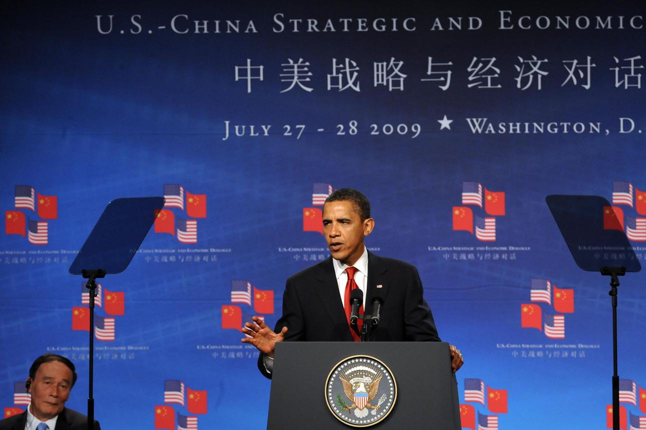 奥巴马早就把话说得透亮：美国不是舍不得对中国下狠手，是中国压根没给它留余地。

整整三十年，美国能打垮日本经济、能瓦解苏联、能把伊朗制裁得寸步难行，却偏偏啃不动中国这块硬骨头。

这事儿说复杂也复杂，说简单也简单 —— 所有门道，都藏在三个关键节点里。

第一个节点，是冷战刚结束的那几年。苏联刚解体
