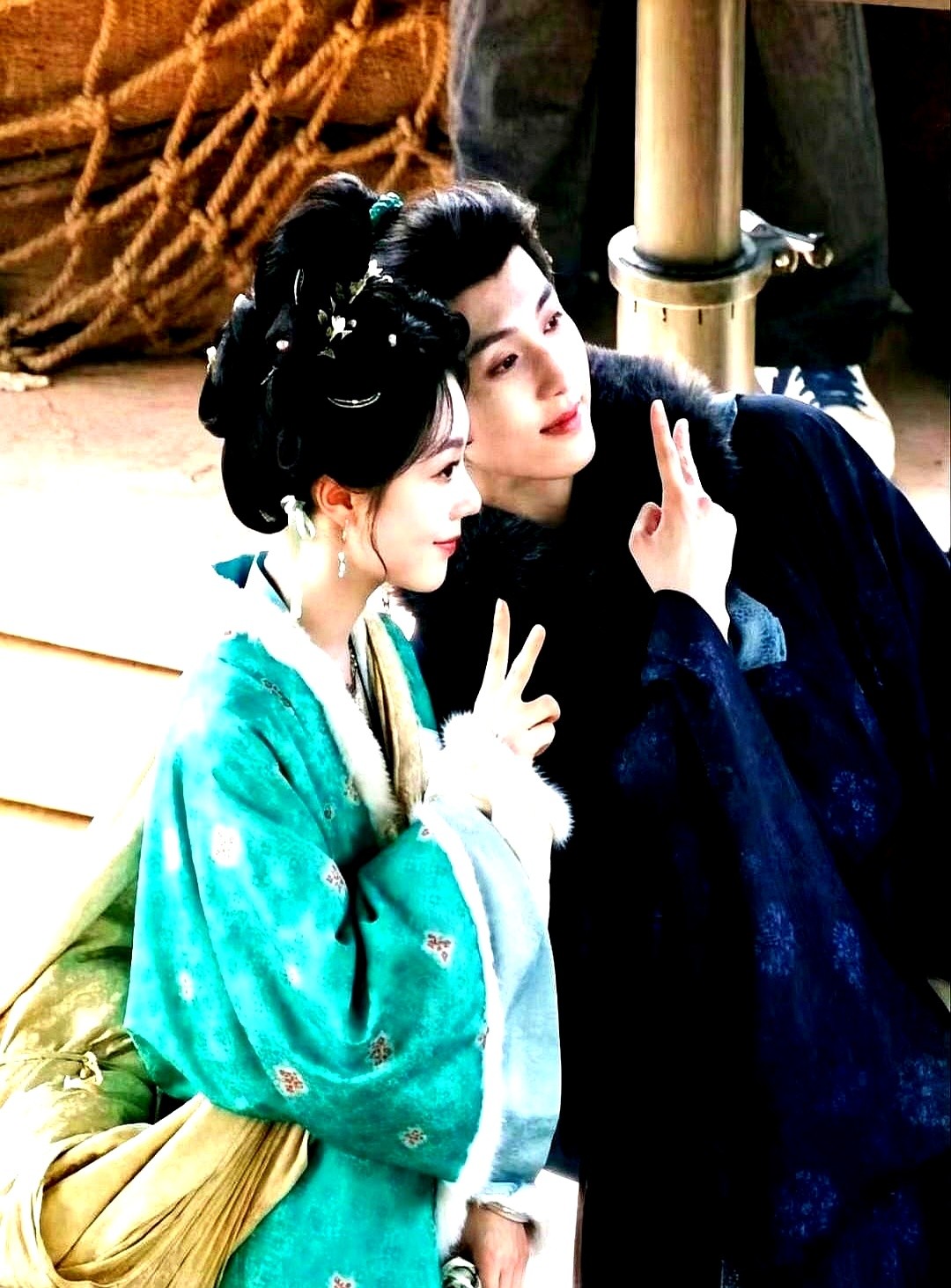 新剧刚官宣，男二的热度就把男主给盖了。

《一念江南》定下王安宇演男主挑大梁，排位没毛病。结果评论区全在聊男二郭俊辰。他和赵今麦私下本就是好友，同框那股自然默契，直接把CP感拉满，五官立体又带着少年感，反倒让正经官配像个意外插进来的。

一边是王安宇的稳，一边是郭俊辰的默契，这剧还没开播，官配就已经