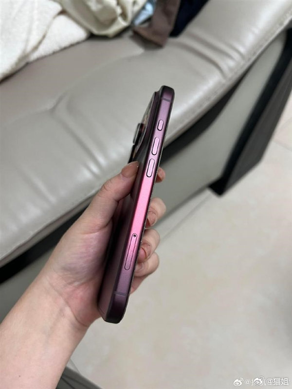 真的假的？iPhone18 Pro勃艮第酒红色款开始氧化褪色了？谁买了这款配色的手机，快来说说你们的手机开始褪色了吗？ ​