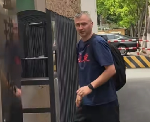 全身心扎根球队！亚科夫列维奇住进球员宿舍
 
为加快团队磨合，广东男篮新帅亚科夫列维奇直接入住球员宿舍。训练、就餐、日常作息全部与队员保持同步，真正沉浸式融入球队的生活。
 
不同于以往部分外教驻住在酒店的模式，住进宿舍能够让教练近距离观察每一名球员。无论是训练场之上的状态，还是生活当中的精神面貌，