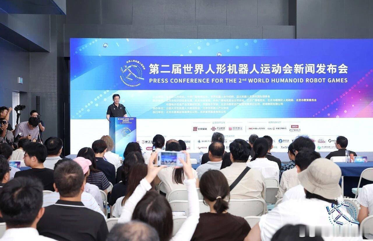 #世界人形机器人运动会开幕#
这场开幕式信息量满满，冰丝带千台机器人集体亮相，智芯圣火点亮，还有嘉宾和机器人互动值得蹲守直播。 ​