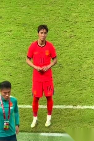 一边是国足被巴勒斯坦打出0比5的惨败，另一边却是老将吴曦得意地晒出了亚运会铜牌。踢了一辈子球终于熬到一块奖牌，当他和张玉宁、朱辰杰一起站上领奖台时，平时看惯了输球的中国球迷看着这画面，第一反应竟是“好不习惯”。
这番出人意料的得失反差，让没去成亚运会的韦世豪成了被调侃的对象。看着队友们挂上奖牌，有人