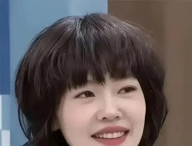 徐家三姐妹里真正长了张“女主脸”的不是大S也不是小S，而是那个连镜头影子都躲得远远的大姐徐熙娴。
早年合照翻出来，徐熙娴往边上一站，清秀温婉，街坊邻居那会儿都以为徐家要靠大女儿当明星，结果她转头就过起最普通的日子。
很多人琢磨不透，送上门的富贵怎么就不要？
其实原因就俩字，怕生。她是那种典型内
