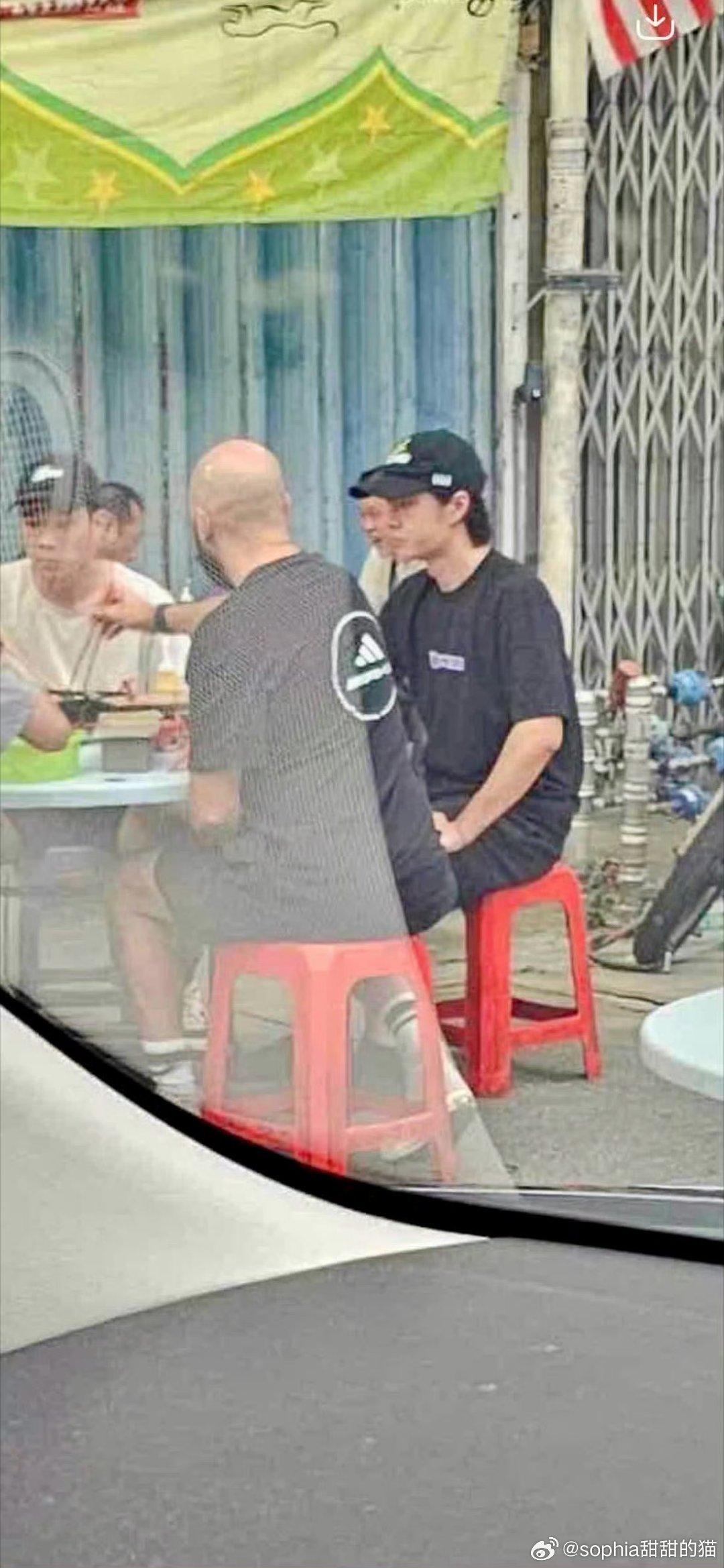 好吃不？我的博咪[爱慕][爱慕]
多吃点吧宝贝，练车真的很辛苦[抱一抱][抱一抱]
#马来西亚偶遇王一博##王一博看起来吃的很香# ​