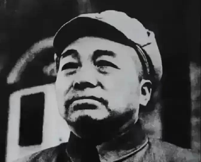 1965年彭德怀坚决不愿复出，亲笔写信向毛主席表明态度，毛主席回应：你要不要马上来见我？
信被送出去的当天下午，彭德怀走到吴家花园的仓库里，找出一个褪色的军用背囊。他把背囊抖了抖灰，放在院子的石凳上。
工作人员从窗口看见，端着茶壶走出来：“彭总，您这是……”
“收拾东西。”彭德怀没抬头，检查着背囊的