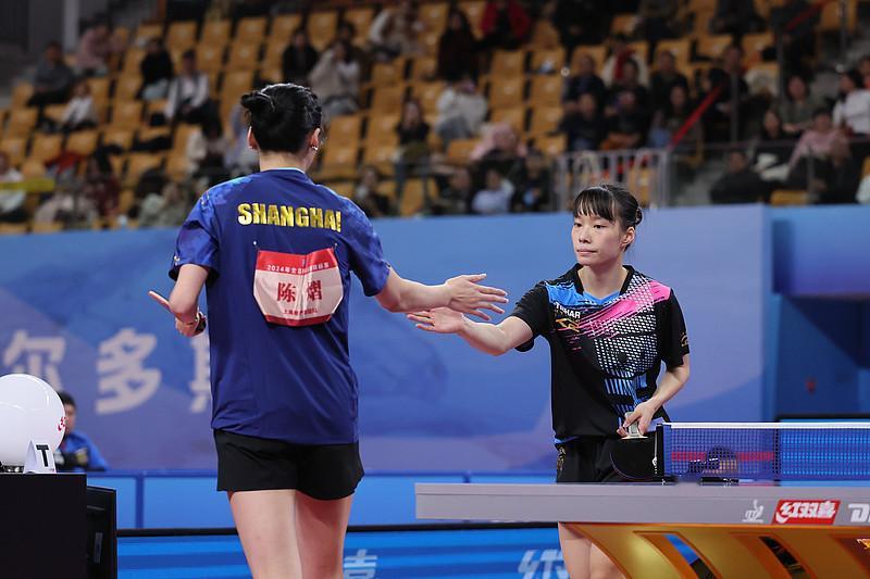 怎样评价陈熠的乒乓球实力？

      陈熠现在的实力在国乒新生代女队里绝对是第一梯队的水平，去年全锦赛女单一路杀进四强，连赢好几个主力级别的选手，反手的快撕衔接速度快到对面根本来不及调整。
       她最让人惊喜的是正反手的均衡度，不像很多年轻选手偏科明显，正手冲下旋的失误率能控制在10%以