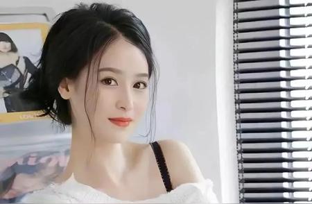 性感女神，优雅迷人。