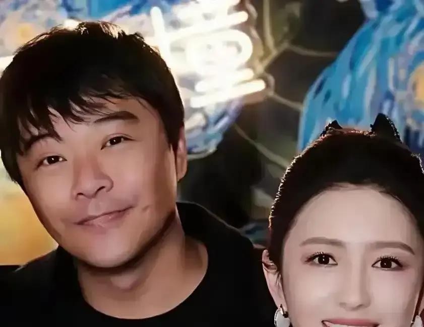 陈思诚佟丽娅离婚4年，推掉14场报价七位数的跨年夜、中秋夜商演，全飞回北京陪9岁儿子朵朵过节。

当年全网骂他俩婚内出轨互撕，热评第一说“凑一起陪娃纯属洗白剧本”。

4年时间，俩人凑够27次共同露面参加家长会、运动会，推掉高额商演，被骂“装好父母”骂了4年。

朵朵同学家长发动态，说运动会他俩站跑