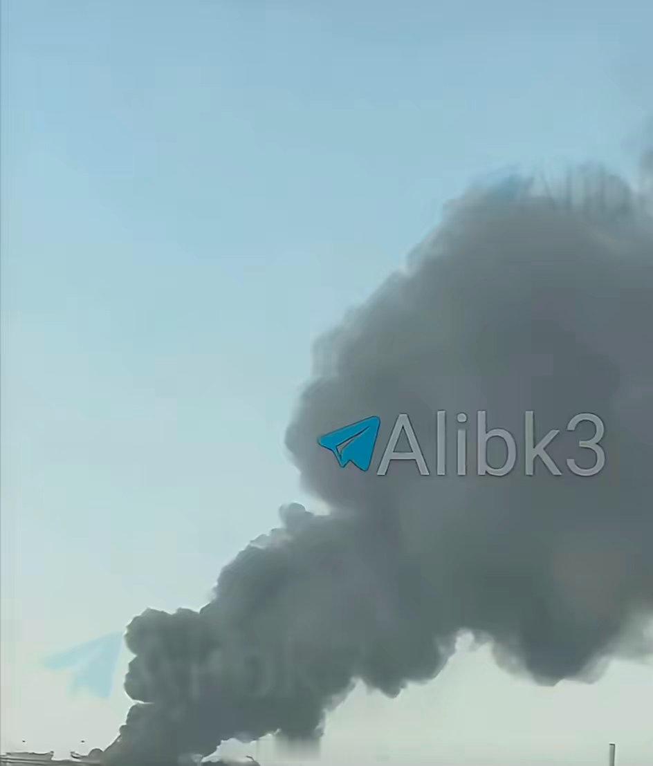 当地时间今天早晨，也门胡塞武装对沙特首都利雅得的阿美公司炼油厂进行了攻击，黑烟冲天而起。
沙特境内到处都是此类易燃易爆的目标，而且又很显眼，生存力脆弱，所以也门胡塞武装用低成本无人机就打得沙特很痛苦。 ​
