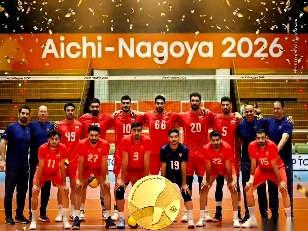 2026亚运会男排的最终成绩单出炉了。
伊朗队捧走了金牌，日本队拿下银牌。而中国男排，硬生生卡在了最让人难受的那个位置——第四名。
领奖台就在眼前，甚至能看清台子边缘的防滑纹路，但就是迈不上去。
场馆顶部的聚光灯齐刷刷打在冠亚季军的阵营里。伊朗球员在场中央抱作一团，日本队举起银牌互相拍照，巴基斯坦的