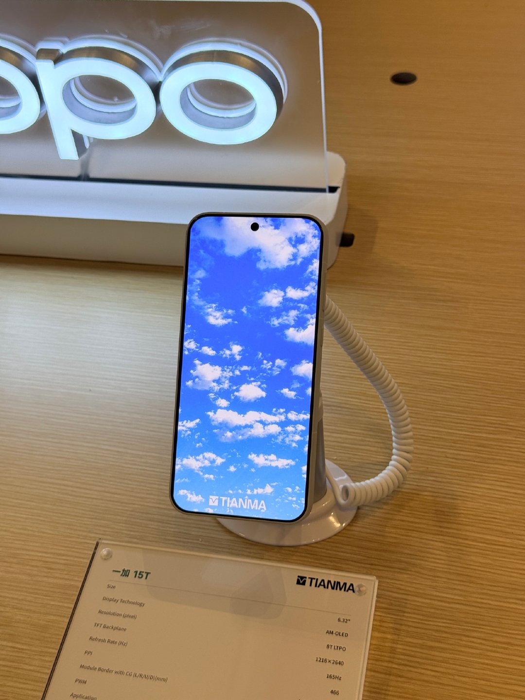 OPPO 新一代明眸护眼屏，实现高达 95% BT.2020 超广色域覆盖，还原世界更多的自然色彩。
色彩空间相比 DCI-P3 提升 40% ，还实现了 dE<0.6 的高色准。#oppo find x10##新品驾到# ​