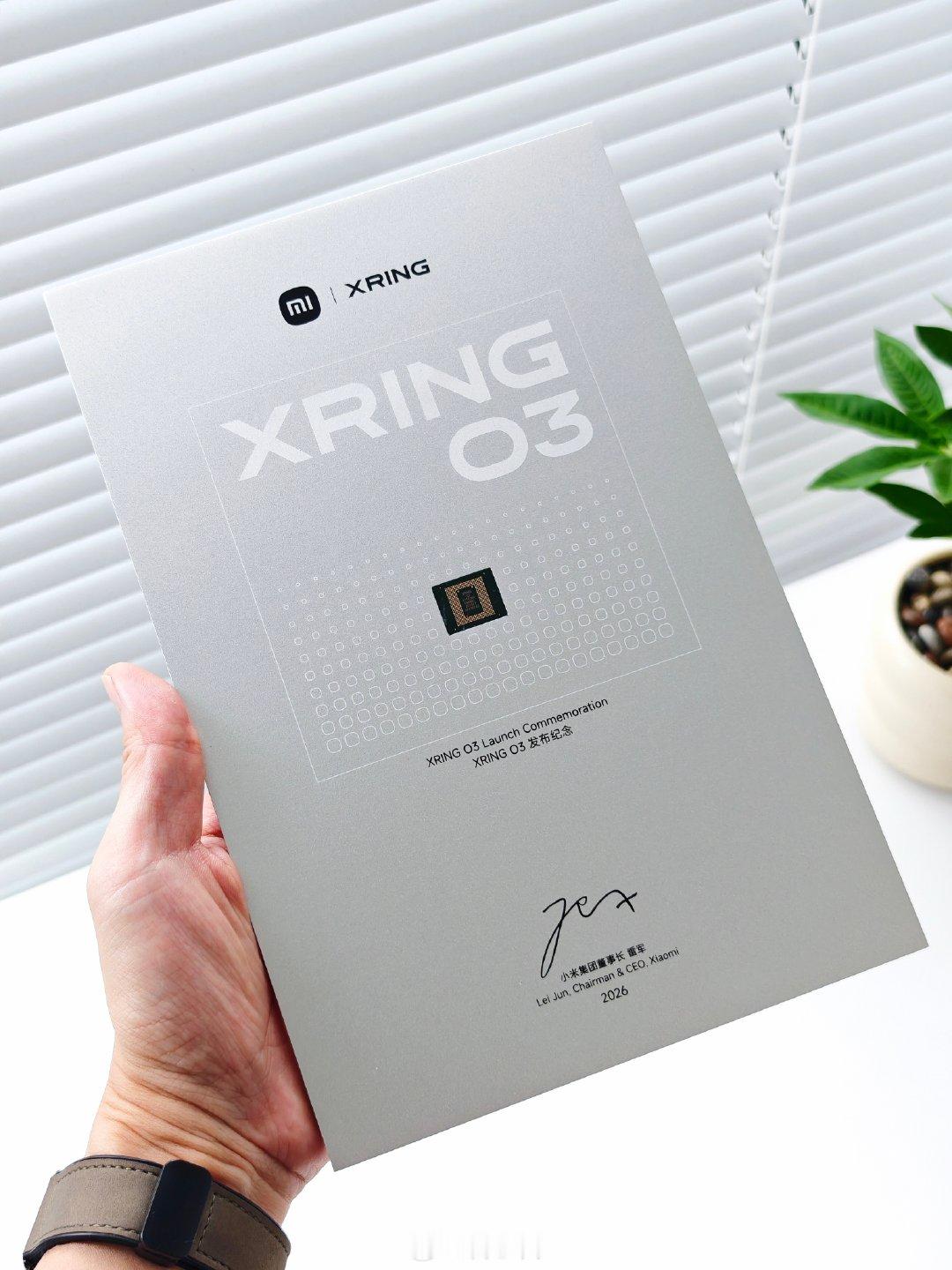 收到 XRING 玄戒O3 纪念铝板了！

中间镶嵌了小米玄戒O3 旗舰芯片，下方还有雷总的签名。

下周一将首发搭载在小米18 Fold 中折叠，以及小米平板9 Pro Max 上，到时候看看实际表现吧。#小米玄戒O3# ​​​​