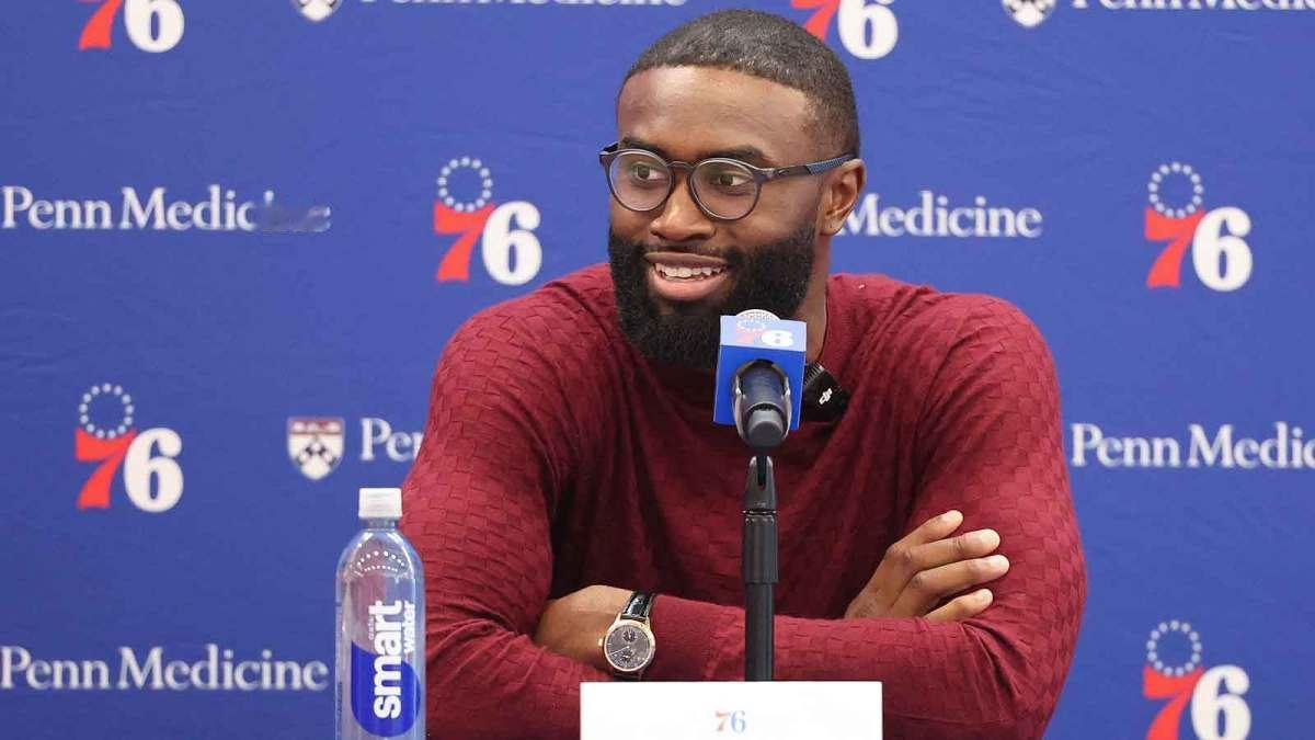 不抛弃不放弃，这份坚持促成布朗奔赴费城的重磅交易

《The Athletic》记者托尼·琼斯揭秘，76人能够拿下杰伦·布朗，靠的就是坚持不懈的主动沟通。凯尔特人原本打算用布朗交易字母哥，可字母哥花落热火，布朗被迫进入交易市场。

绿军起初并不想把布朗送给同赛区对手76人，但其他球队的报价吸引力不足