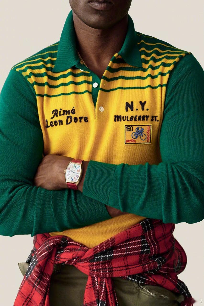【Aimé Leon Dore 预告 FW26 首波发售，或将联名 Knicks】

Aimé Leon Dore 正式发布 FW26 造型册，其中似乎预告了与 New York Knicks 合作的可能。立足于品牌的纽约基因，整个系列延续其标志性的高端运动装美学，并加入了与 Technics、GORE-TEX、The North Face 及瑞典品牌 Last Resort AB 合作的单品 ​
