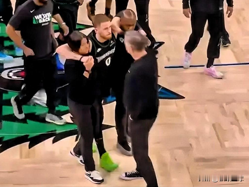 最坏的消息！迪文琴佐跟腱断裂赛季报销   据名记Shams最新报道，森...