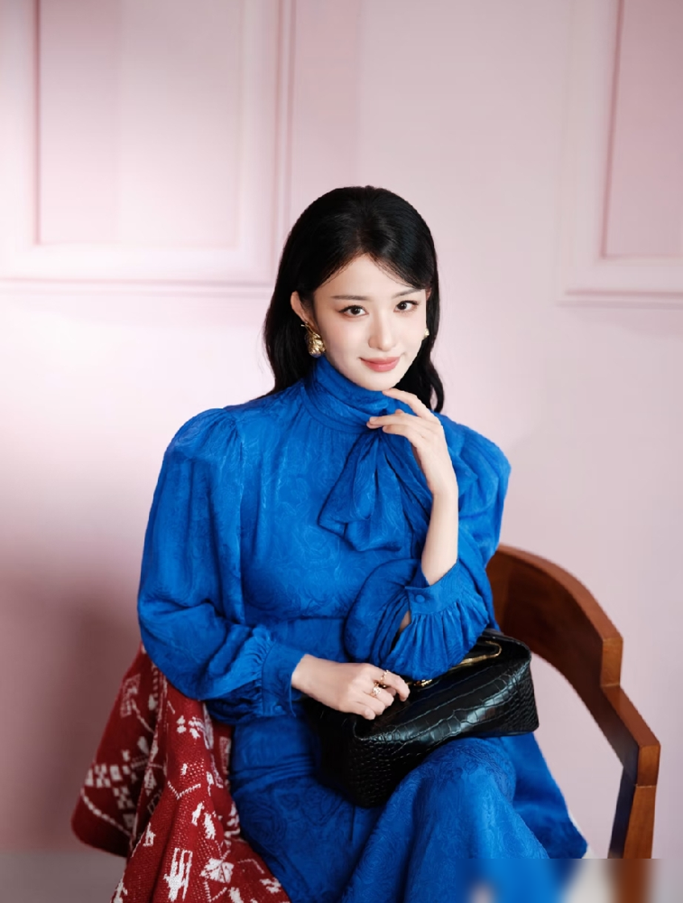 王楚然这套蓝裙子，把清纯小花四个字直接撕了。
蓝色抹胸长裙，水晶头饰压发，珍珠项链绕颈，手里还捏着蓝色蝴蝶兰。不是红毯，是拍写真，结果评论区清一色完全女王。
以前说她五官精致但气质温吞，这次眉眼一抬，笑意收着，肩颈全露，反而贵气逼人。蓝裙子谁没穿过，能把蓝色穿出权力感的，真不多。
女人一旦从被