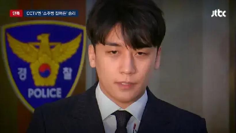 首尔餐厅拼桌被拒后，BIGBANG前成员胜利举烧酒瓶怒吼“杀你一个不难”，CCTV曝光双方各执一词，普通人遇这事该当场报警还是先保命？
JTBC在9月23日公开的餐厅监控画面里，胜利坐在桌边，同行两名男子围在A某周围，他数次从桌上拿起烧酒瓶，向前挥动手臂，同行者出手阻拦，他仍然做出踢向物体的动作，反