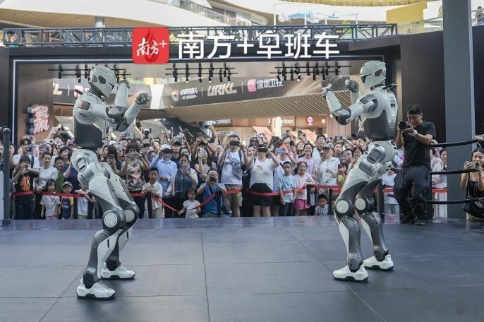 【南方+早班车 | 全球首个人形机器人格斗联赛深圳开打】·全球首个人形...