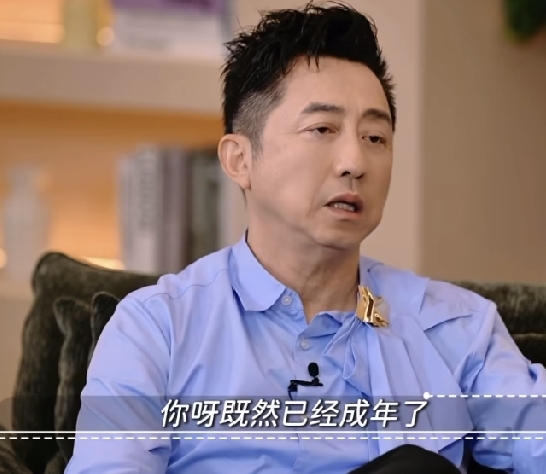 主持人问庾澄庆：儿子恩利现在进入娱乐圈，你会紧张吗？

庾澄庆想都没想回答道：我以前给他说过，你现在已经成年了，做什么要自己负责，做得好，你厉害，做得不好，你也要自己处理。

说实话，以前以为庾澄庆应该是比较惯着儿子那种，毕竟儿子不咋和他生活在一起，没想到他竟然是个严父。

不过据他自曝，自己也会悄