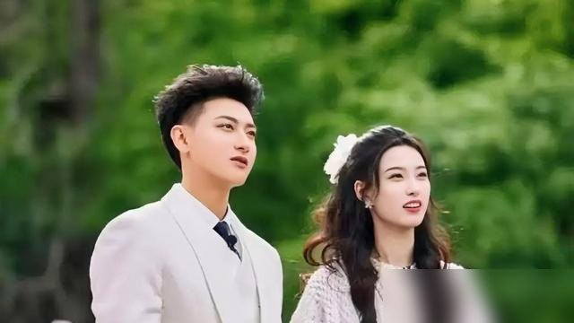 黄子韬憋了两年，终于晒了张一家三口剪影。就一张影子，愣是没人觉得意外。

当初求婚，徐艺洋裹着披风，网友眼睛毒，说这肚子不对劲。后来洛杉矶产检被偶遇，徐艺洋妈妈抱着婴儿回家被拍，工作室还出来否认过。现在回头看，全对上了。

这哥们儿嘴硬归嘴硬，事儿一件没落下。官宣结婚，办婚礼，晒娃，节奏踩得比恋综剧