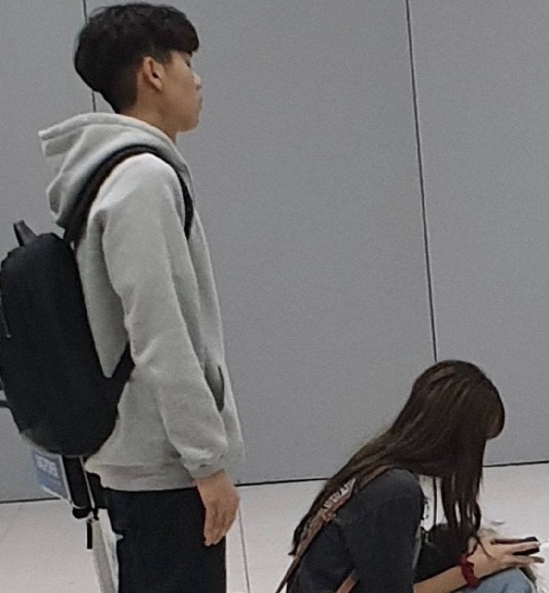 #LISA[超话]#  玩手机的时候经纪人在背后偷瞄你的屏幕，跟朋友聚会聊天时经纪人跟你们坐在同一桌看你们聊

有些人你爸妈看你手机都要发火，碰到Lisa又开始说公司是为她好了[吐]👎
#Lisa说YG限制她很多#｜#曝Lisa第一次去夜店是25岁# ​
