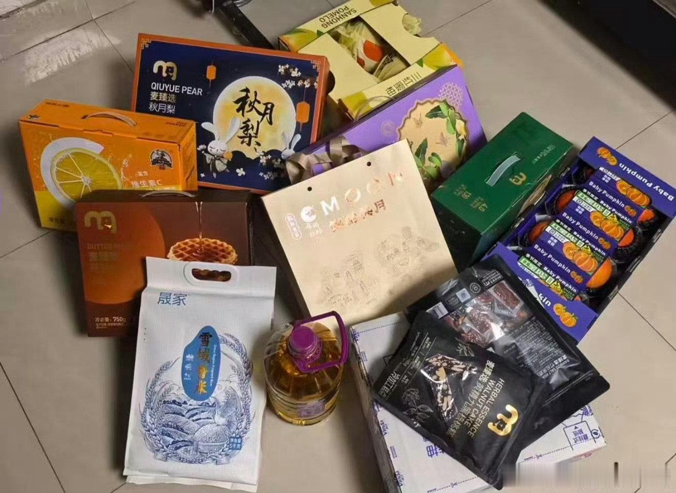 #别人家的公司福利从没让我失望#本来以为公司福利无非就是过节发盒月饼，看完别人分享才知道差距这么大。有的公司设置育儿补贴，定期组织团建，还有健身房免费开放。福利不只是简单礼品，是真的体谅员工日常的辛苦，太暖心了。 ​