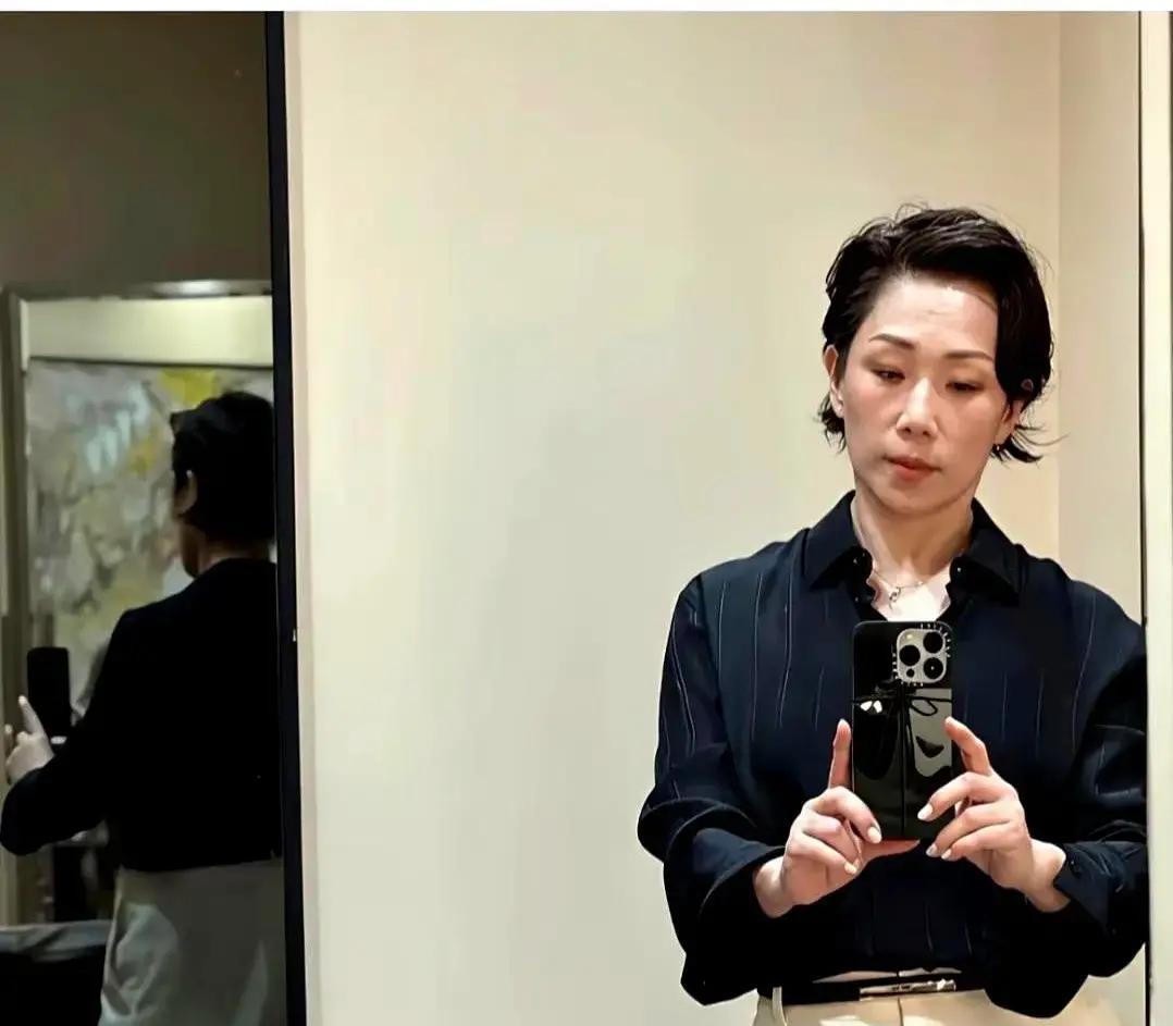 票卖光了，脸没人计较
娱乐行业这些年形成了一套默认逻辑：女歌手过了五十，先保住脸，再谈舞台。热玛吉、填充、修图，一轮接一轮。林忆莲没走这条路。她剪短发，穿深色西装，站上台，眼角的纹路不遮，法令纹不藏。台下的人举灯牌，上面写“陪你到老”，她对着那个方向鞠了一躬。
从商业逻辑看，这件事不太正常。品牌方买