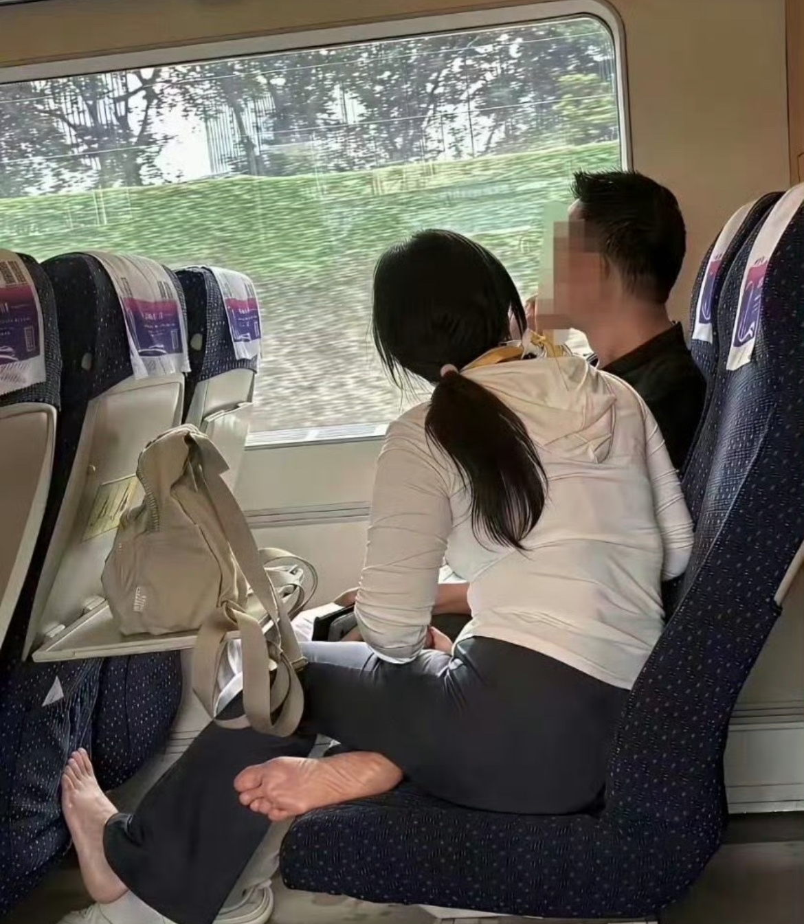 为什么坐个高铁咋总有人爱把脚丫子往外伸呢 ​​​