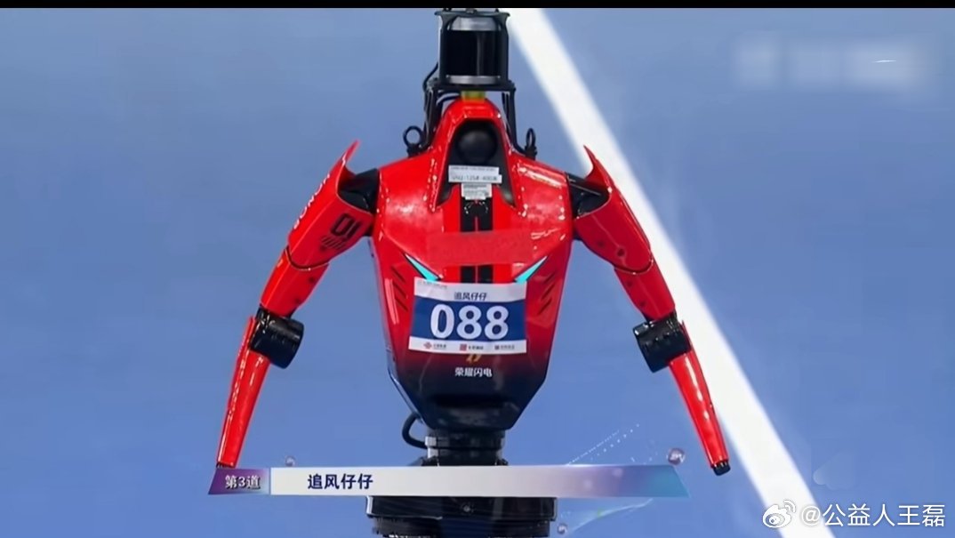 #马斯克发文点赞中国机器人# 海外科技大佬公开点赞国产人形机器人，足以看见国内技术得到国际圈的重视。如今人形机器人赛道竞争激烈，国产机型在运动能力、稳定性上面不断实现突破。被外界认可是一件好事，但更要沉下心打磨技术，希望加快落地实用场景，未来在全球机器人赛道持续跑出我们自己的节奏。 ​
