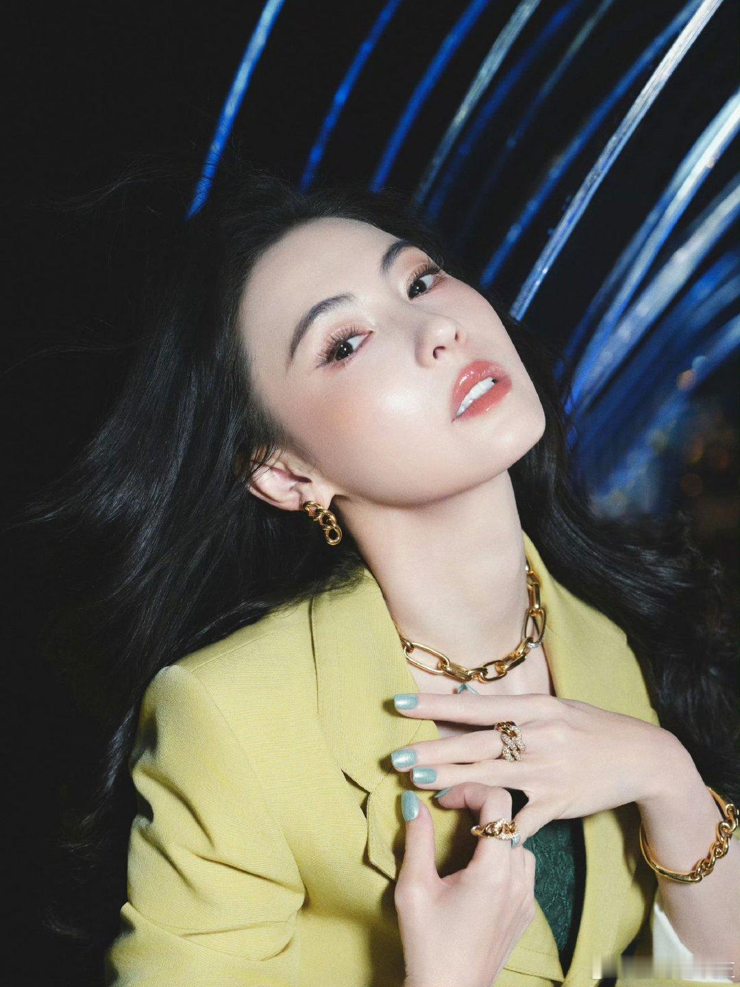 #张柏芝顶级骨相的含金量##张柏芝转身变装# 颧弓内收不外扩，下颌拐点还高，这抗老地基打得也太稳了！  ​