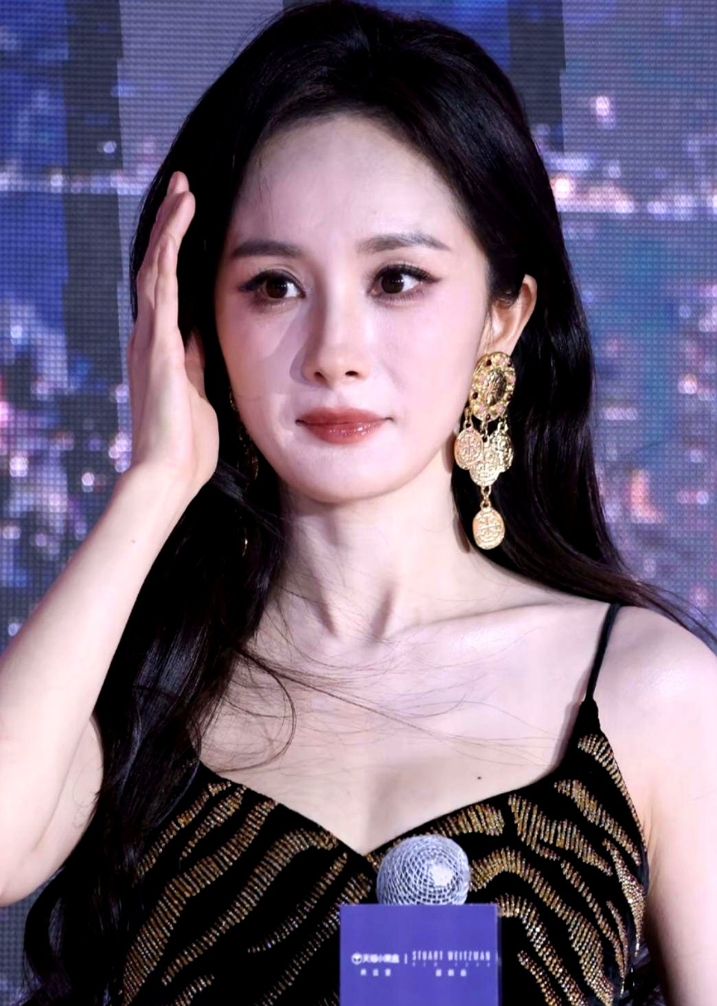 杨幂的脸，怎么突然“垮”了？

很多人盯着她的眼窝、法令纹，反复对比，想证明“她老了”。但好像都忽略了一件事，人家早就没在“少女”这条赛道上了。

当观众还在怀念她的仙侠古偶，她已经悄悄换了活法，一头扎进生活剧里，演起了为生活奔波的小人物。

其实大家都没错，岁月就是这样，谁也躲不过。只是她往前走了