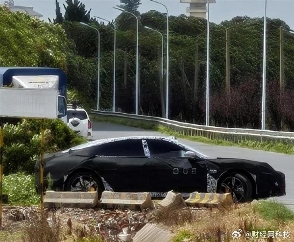#小米全新车型曝光#

终于来了，这个长得像SU7 又比SU7 长的车，一两年前就已经有点消息了，还有人拍到了车。

[怒] 小米怎么回事？一个车要造这么久？ 技术实力真差！ ​