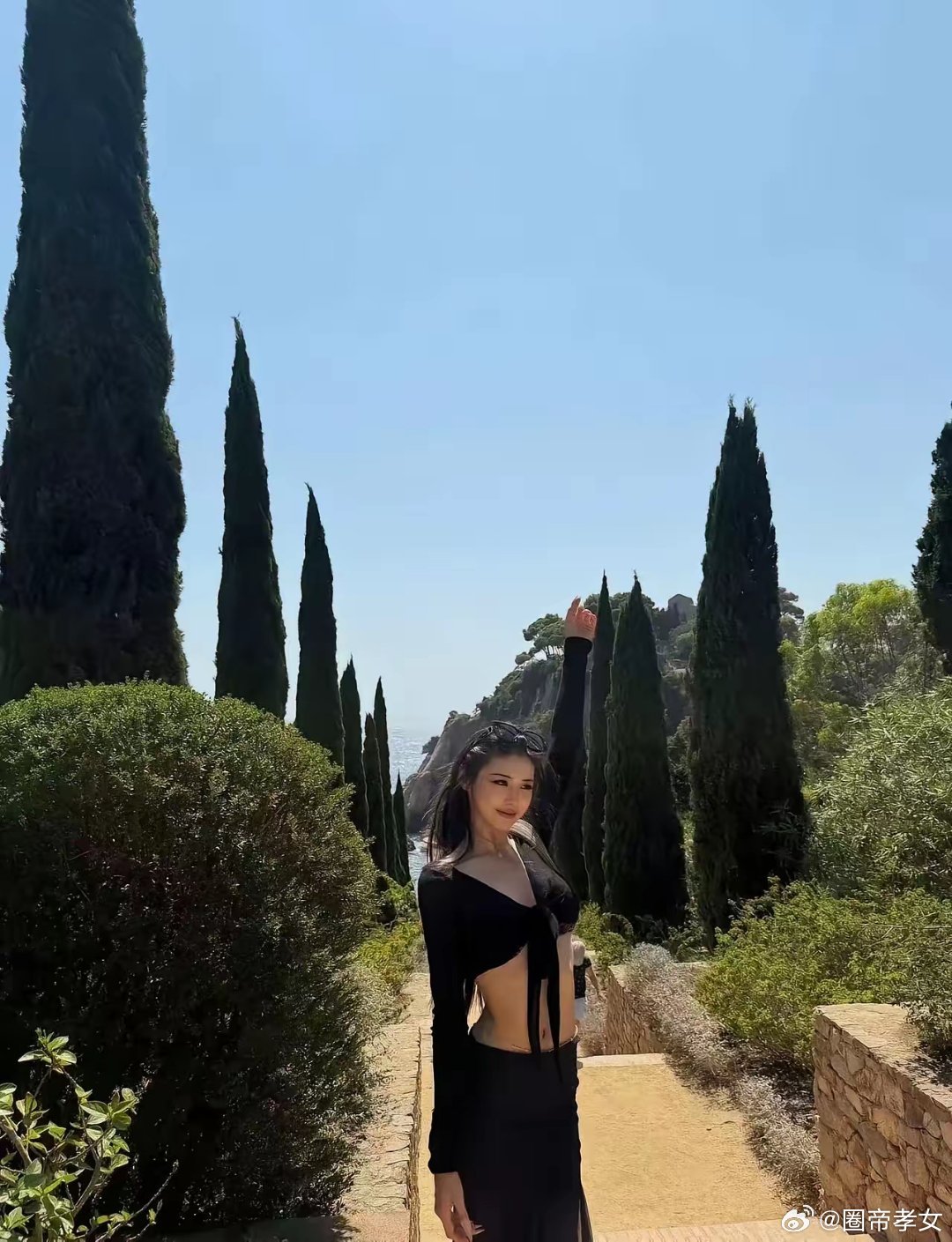 汪峰的大女儿冲上热搜！
​这次轮到汪峰脸上有光了，8月25号，汪峰的大女儿小苹果在网上晒出她在国外游玩的照片，被无数网友大赞这就是魔鬼身材加天使脸孔的组合。汪峰一共有三个女儿，最漂亮的就是他跟葛荟婕生的女儿，继承了葛荟婕的大眼睛和好身材，把汪峰家族的颜值都拉高了不少。
​小苹果真名叫 ​