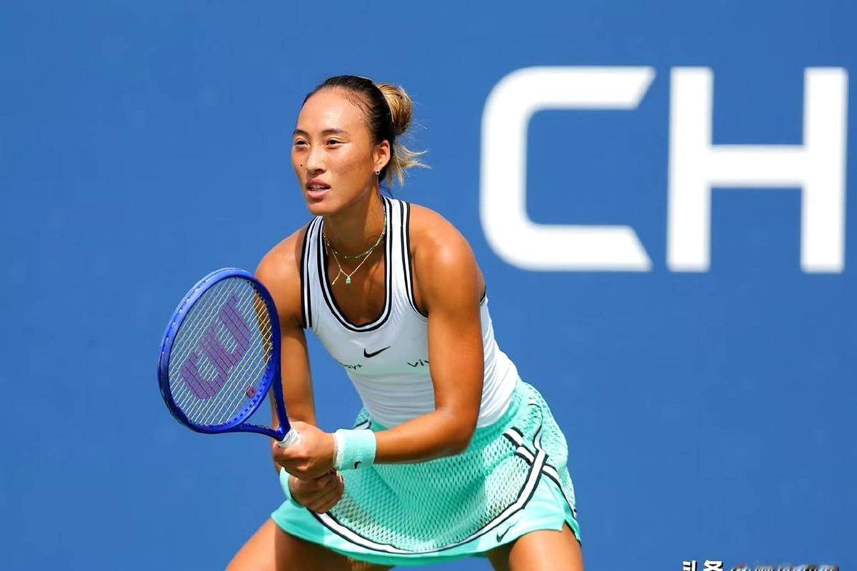 狂赚29万美元！郑钦文成美网32强唯一中国独苗。

2026年美网女单第二轮，她对上普丁塞娃。以前在红土场郑钦文连输人家两次，这次在硬地场终于赢了。第一盘6比4拿下，第二盘被对面的高球打乱节奏，2比6丢了一盘。

到了决胜盘，郑钦文换了身球衣直接爆发。一发成功率飙升，战术压得死死的，直接打出一个6比