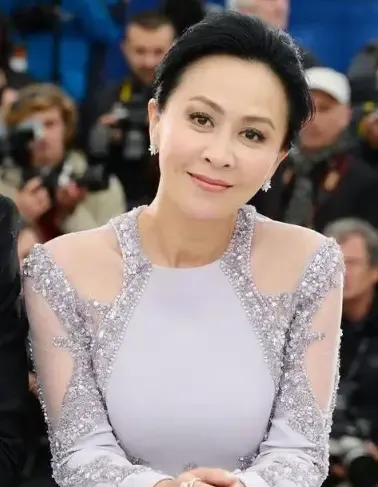 全香港都知道谁绑架了刘嘉玲，可没人敢提名字抓他这帮人，当年这场轰动全港的这起风波，但是最令人胆寒的从不是事件本身，而是全城心知肚明真相，却全员闭口不提的诡异现实。

当年25岁的刘嘉玲正值事业上升期，凭借亮眼的颜值和扎实的演技，在港圈站稳脚跟，片约不断、人气高涨。

但这件事后来一次次被讲起，最不该