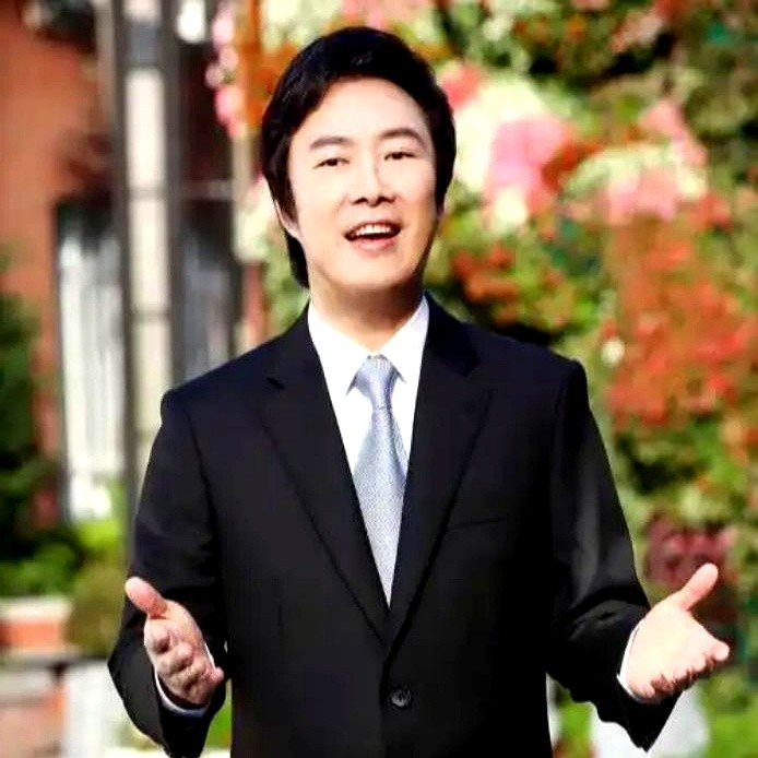 谁再说晚年必须结婚生子才叫圆满？费玉清直接打脸！  现在网上吵翻了，有...