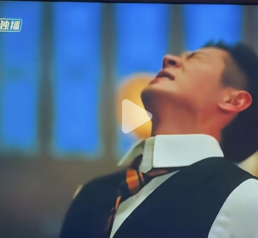 《玉簟秋》里这段家法伺候的戏码，活生生把一出严肃的年代苦情戏，演成了大型尴尬现场。
张丰毅手里拿着一根鸡毛掸子，刚在半空扬起来，甚至都还没挨着皮肉，丞磊饰演的虞昶轩脸上的五官就已经提前“碎裂”了。
下巴拼命往上扬，眼珠子瞪得像铜铃，满脸写着要慷慨就义的悲壮。
不知道的还以为虞仲权手里拿的不是掸