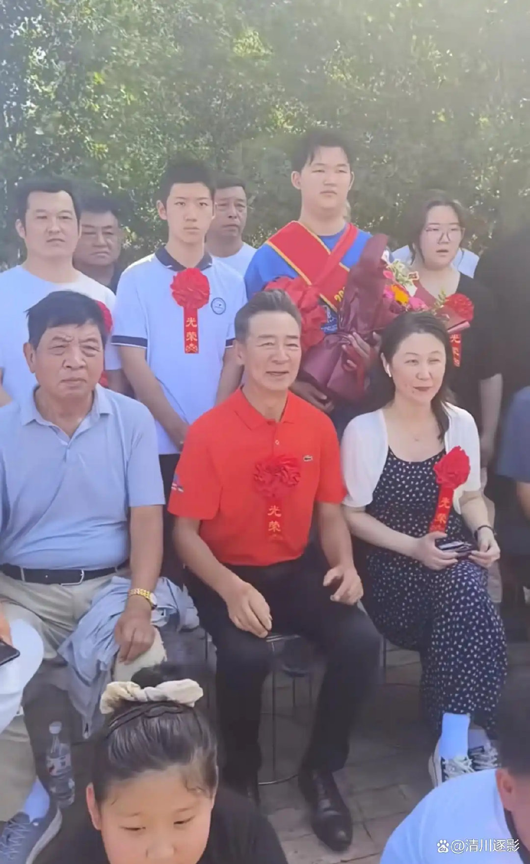72岁寇振海的儿子考上世界名校，一家人回村祭祖，老来得子生学霸 ​